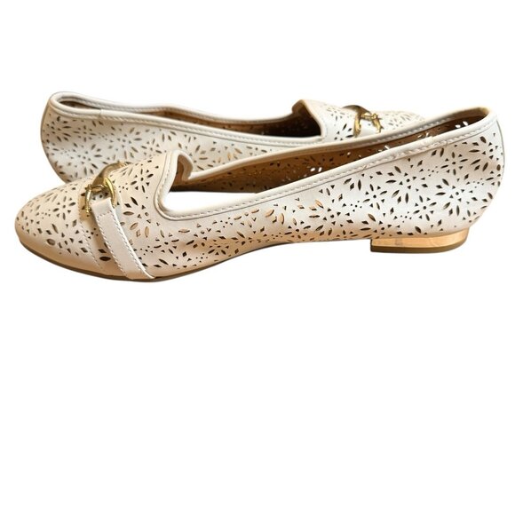 Report Women's Flats Cutouts Gold Buckle Gold Trim Heels Whte.  Size 11 - Picture 4 of 5